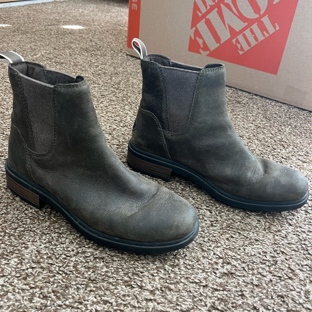 Ugg brown leather boots - size 8